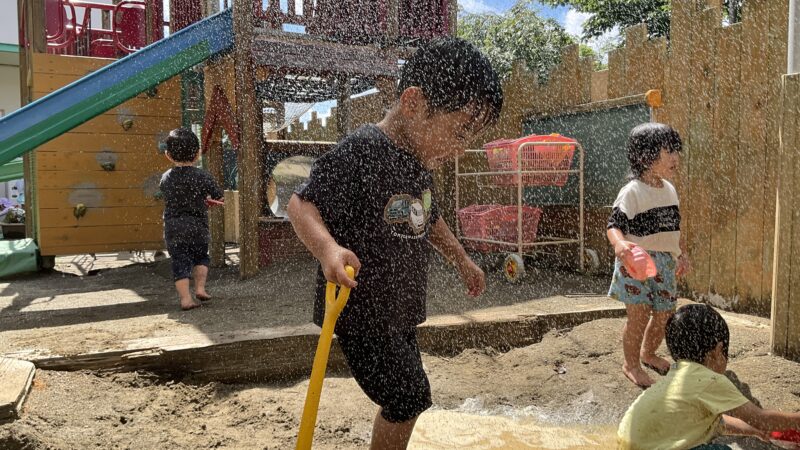 夢中になって泥遊び