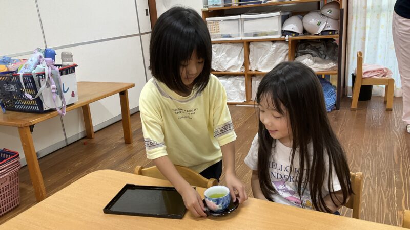 自分たちで入れたお茶とお菓子でお茶パーティー！！